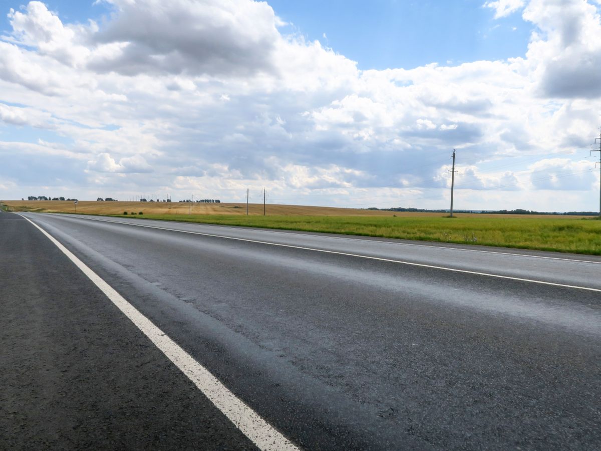 New,Asphalt,Road,Surface,On,The,Background,Of,Green,And, jászsági zenélő út