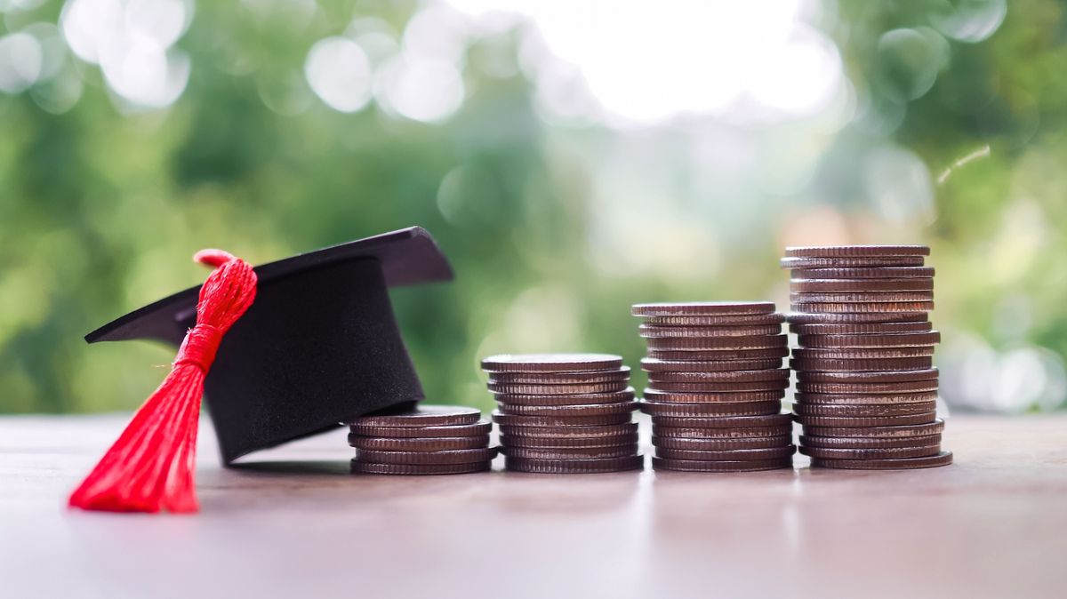 Graduation,Hat,On,Stack,Of,Coins.,The,Concept,Of,Saving, ösztöndíj