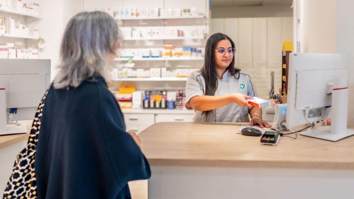 Saleswoman,Attending,A,Woman,In,The,Counter,Of,A,Pharmacy, gyógyszertár, patika, 