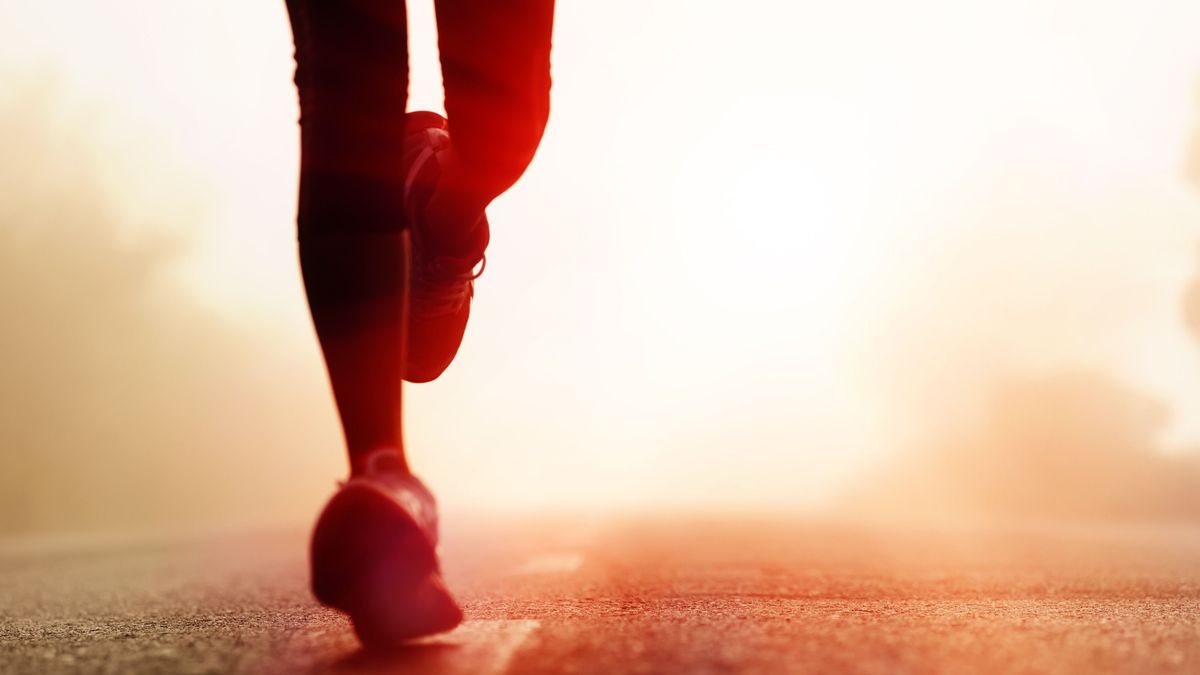 Runner,Athlete,Feet,Running,On,Road.,Woman,Fitness,Silhouette,Sunrise, futónap