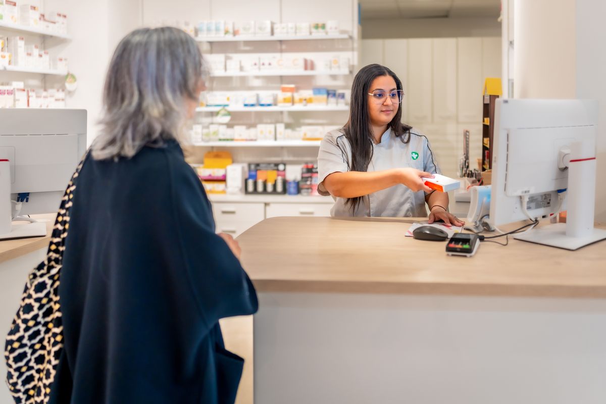 Saleswoman,Attending,A,Woman,In,The,Counter,Of,A,Pharmacy, gyógyszertár, patika, 