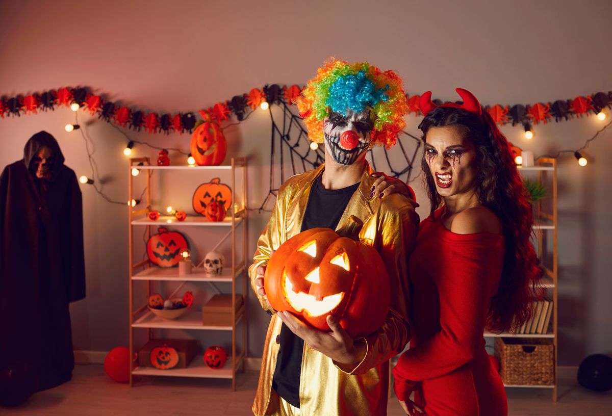 Portrait,Of,Two,Young,People,At,Halloween,Costume,Party.,Happy, őszi klubkoncert sorozat