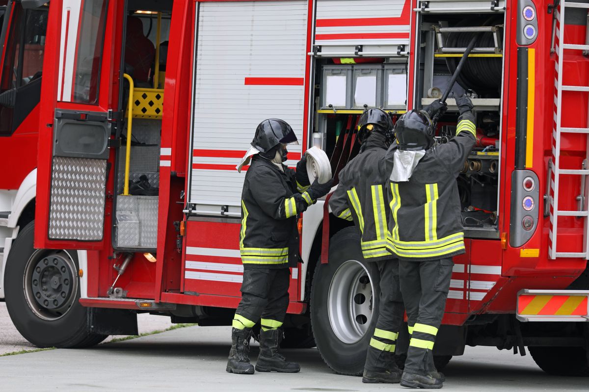 Group,Of,Firefighters,In,Action,With,The,Fire,Truck,During, tűzoltók, jászárokszállási tűzoltóság