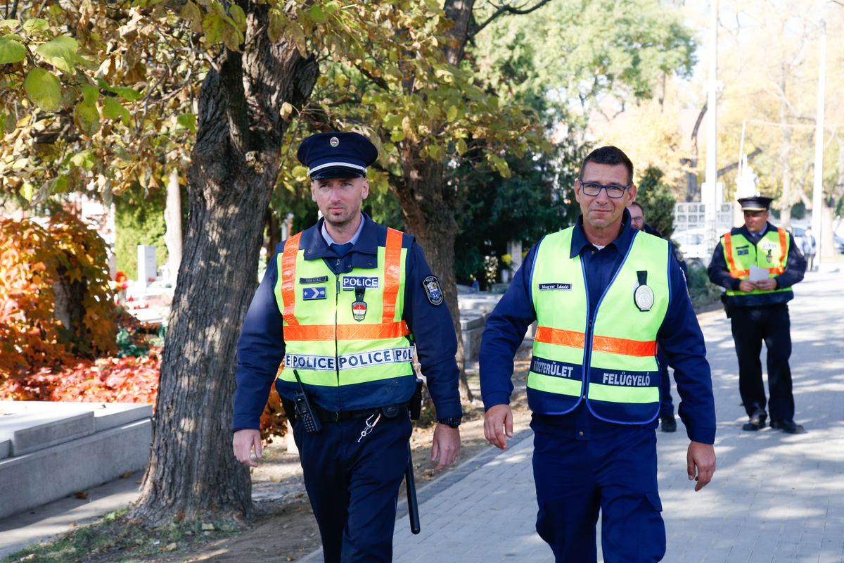 Halottak napi temetőlátogatás Szolnokon