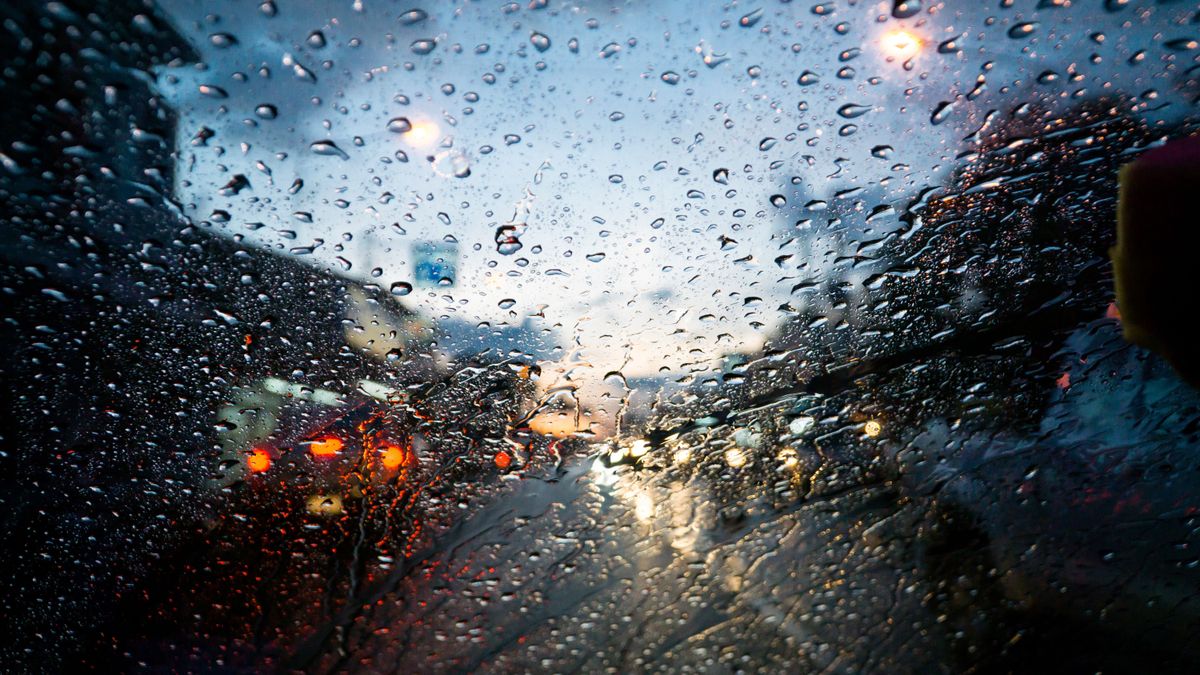 Drizzle,On,The,Windshield,In,The,Evening.