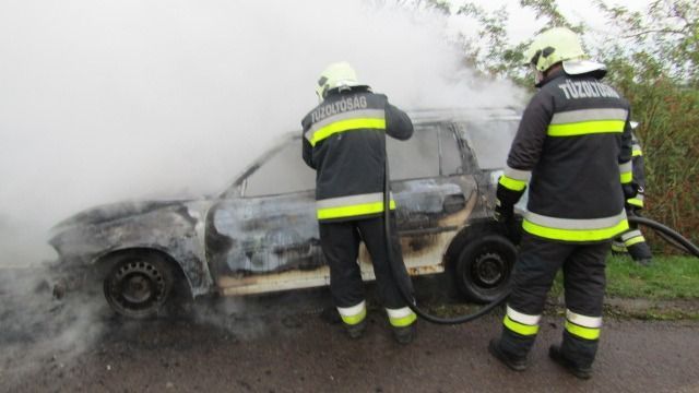 tűz,baleset,kigyulladt autó