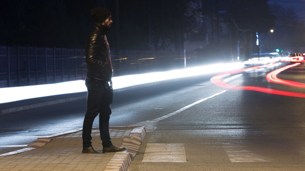 Man,With,Hat,Walking,On,The,Street,At,Night,With, üzemzavar