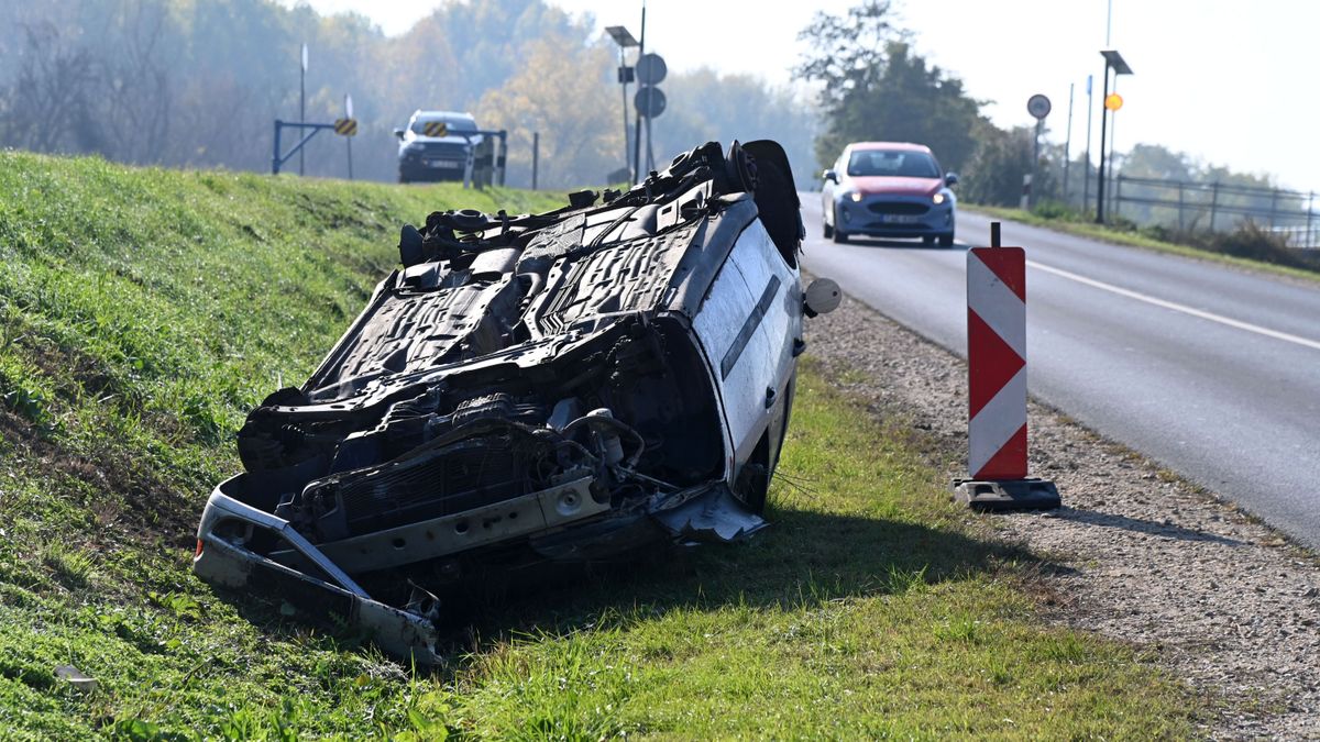 árokba borult autó