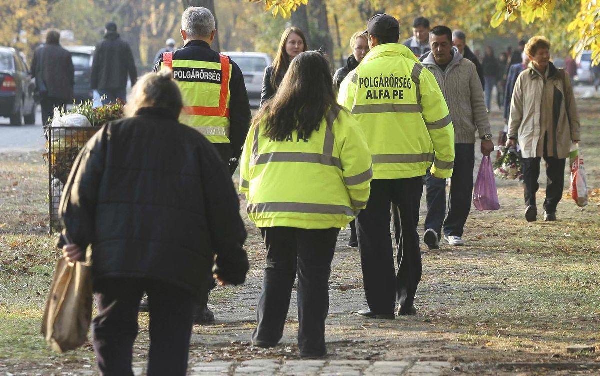 A polgárőrség is segít a temetőkben