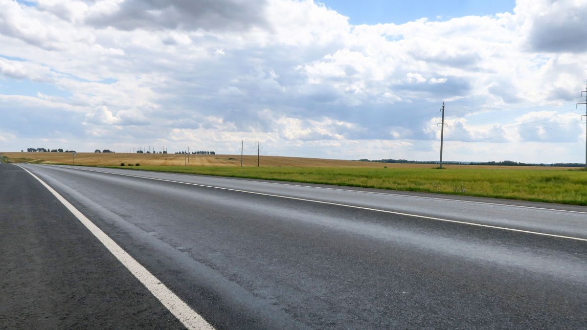 New,Asphalt,Road,Surface,On,The,Background,Of,Green,And, jászsági zenélő út