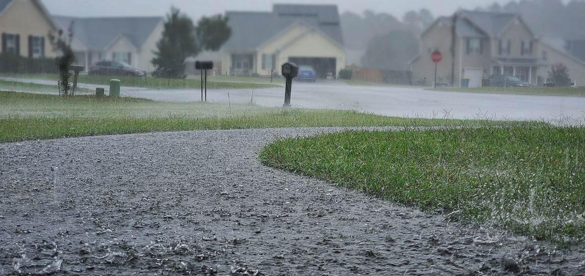 Torrential,Rains,Pour,Down,In,A,Residential,Neighborhood,During,Hurricane, eső, csapadékeloszlás