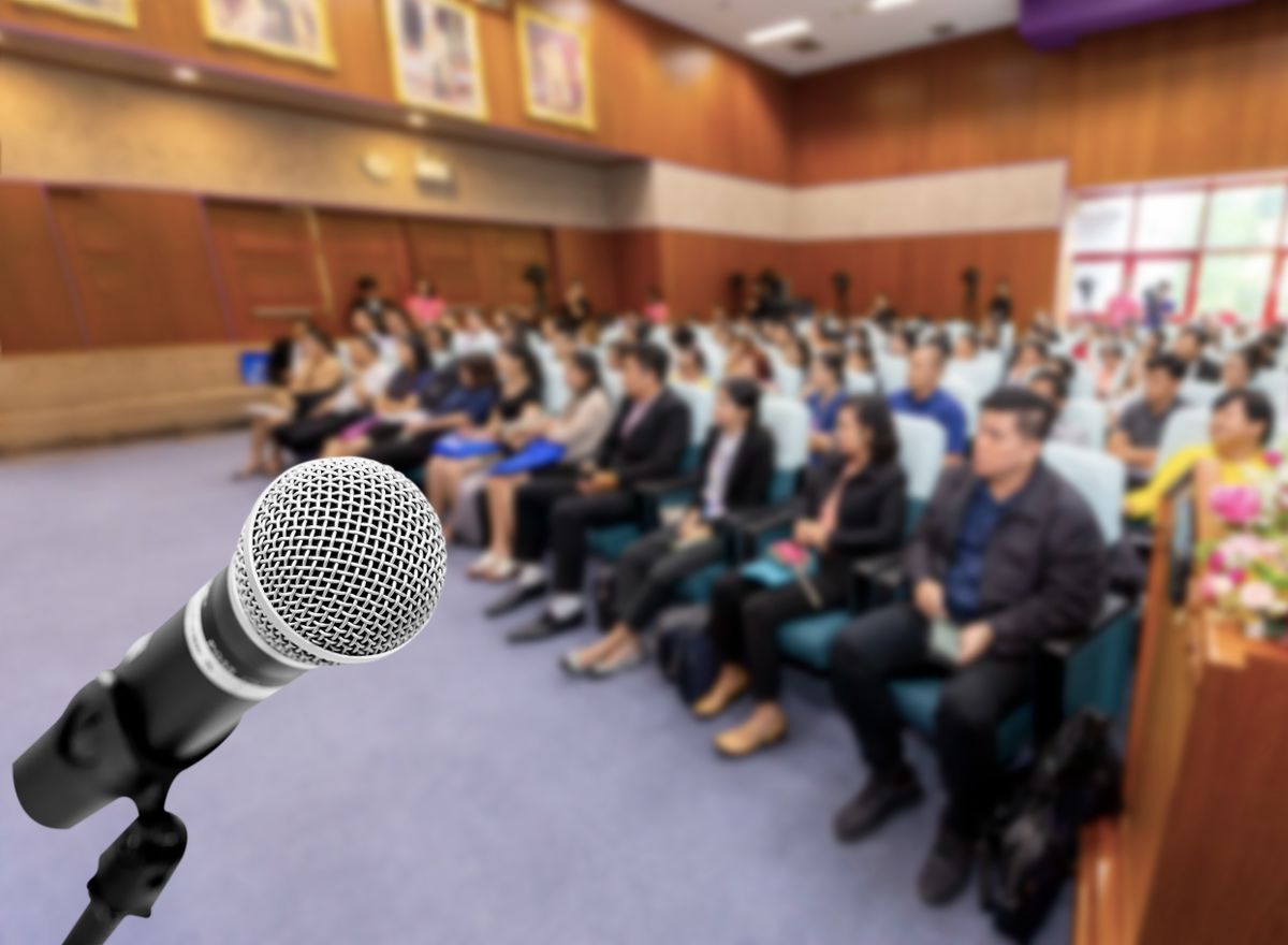 Microphone,Voice,Speaker,With,Audiences,Or,Students,In,Seminar,Classroom, közmeghallgatás