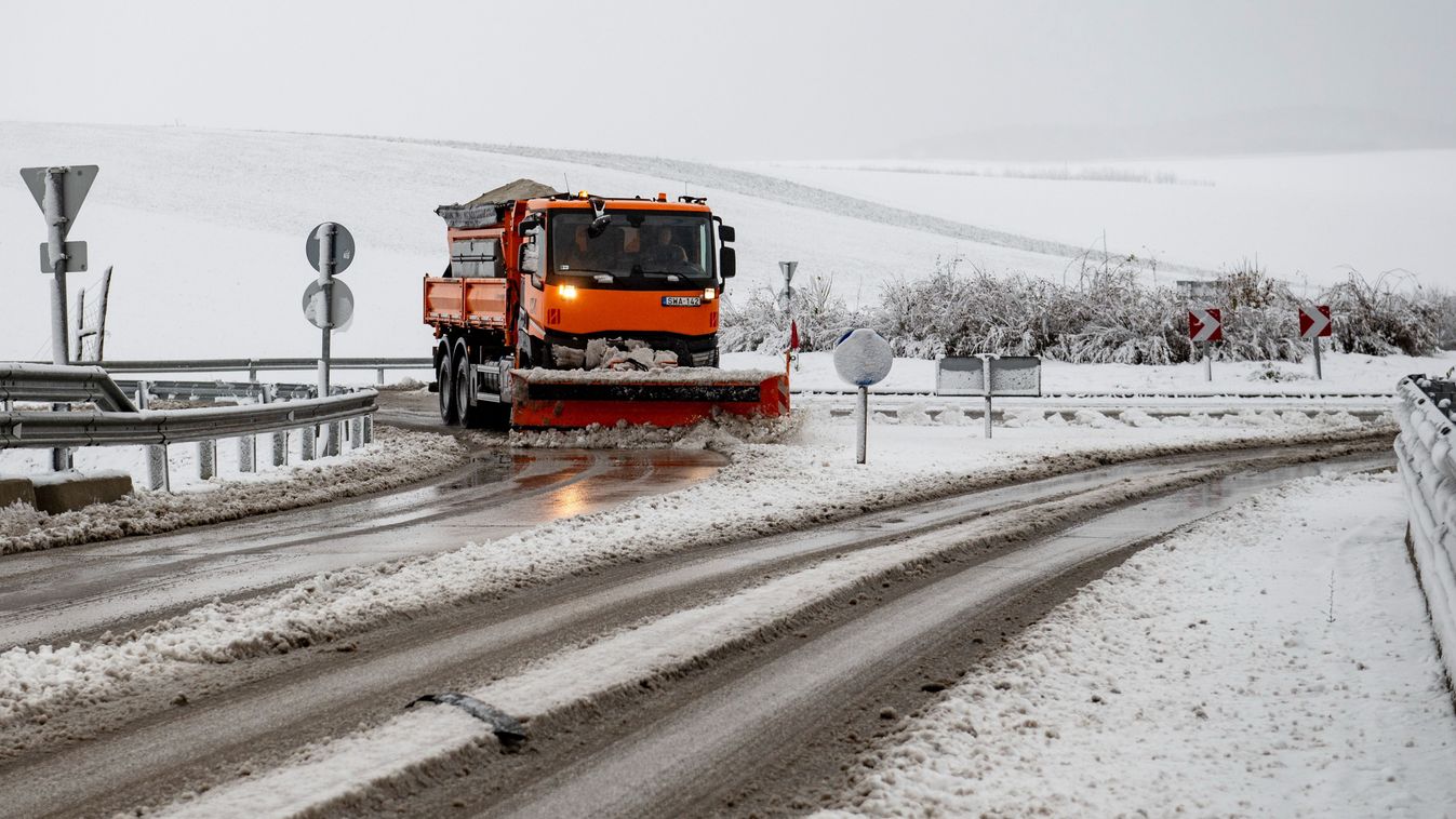 Érkezik a havazás, fokozott óvatosságra figyelmezteti az autósokat a közútkezelő