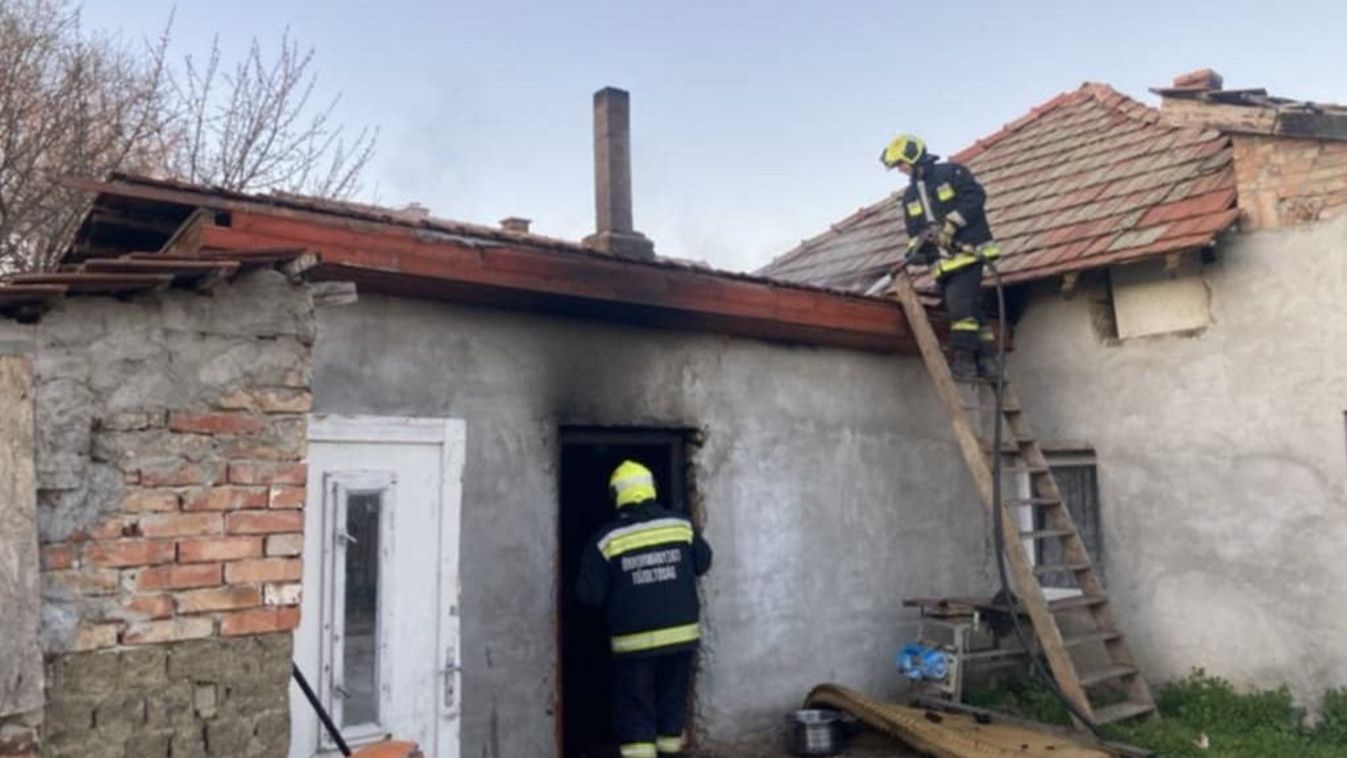 Hatalmas lángok csaptak fel Tiszaföldváron, a tűz egy lakóházat is veszélyeztetett