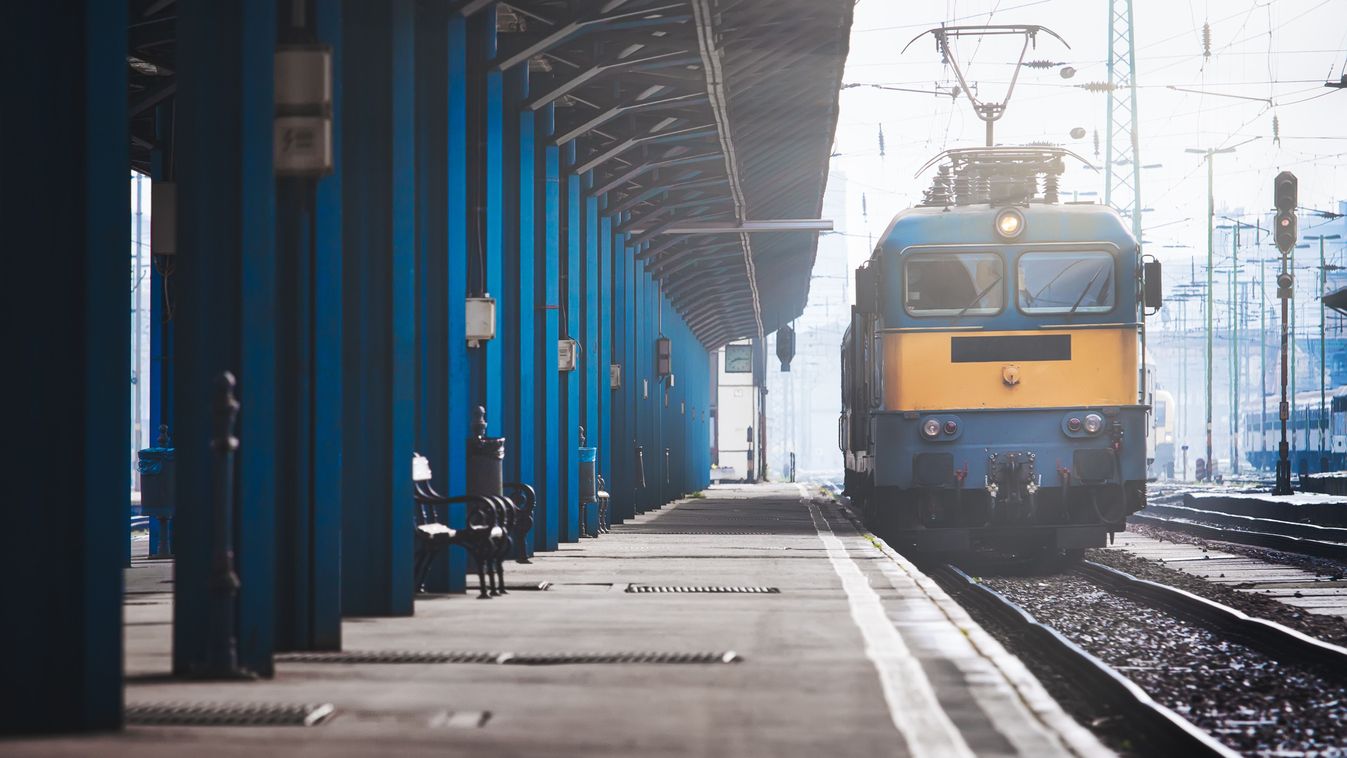 Gigászi erőfeszítés Szolnokon: ennyi munkás kellett a megrongálódott felsővezeték helyreállításához