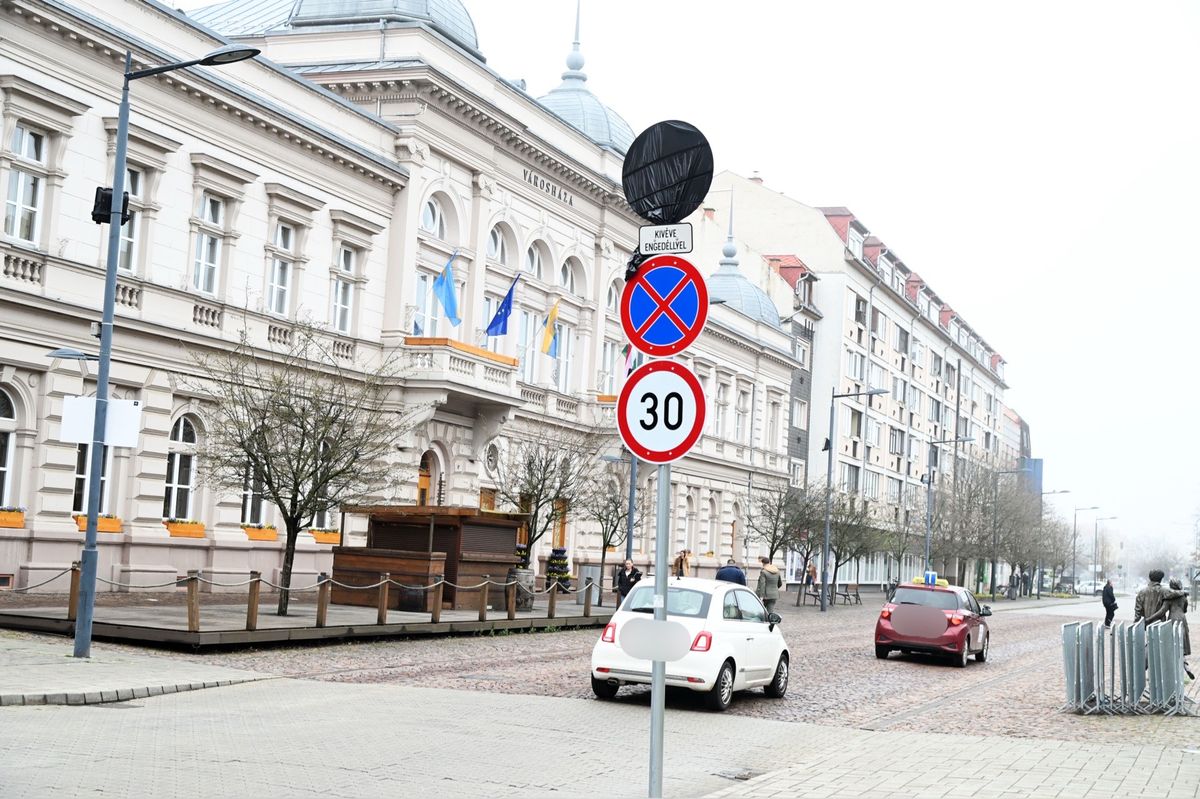 Megnyitották a Kossuth teret