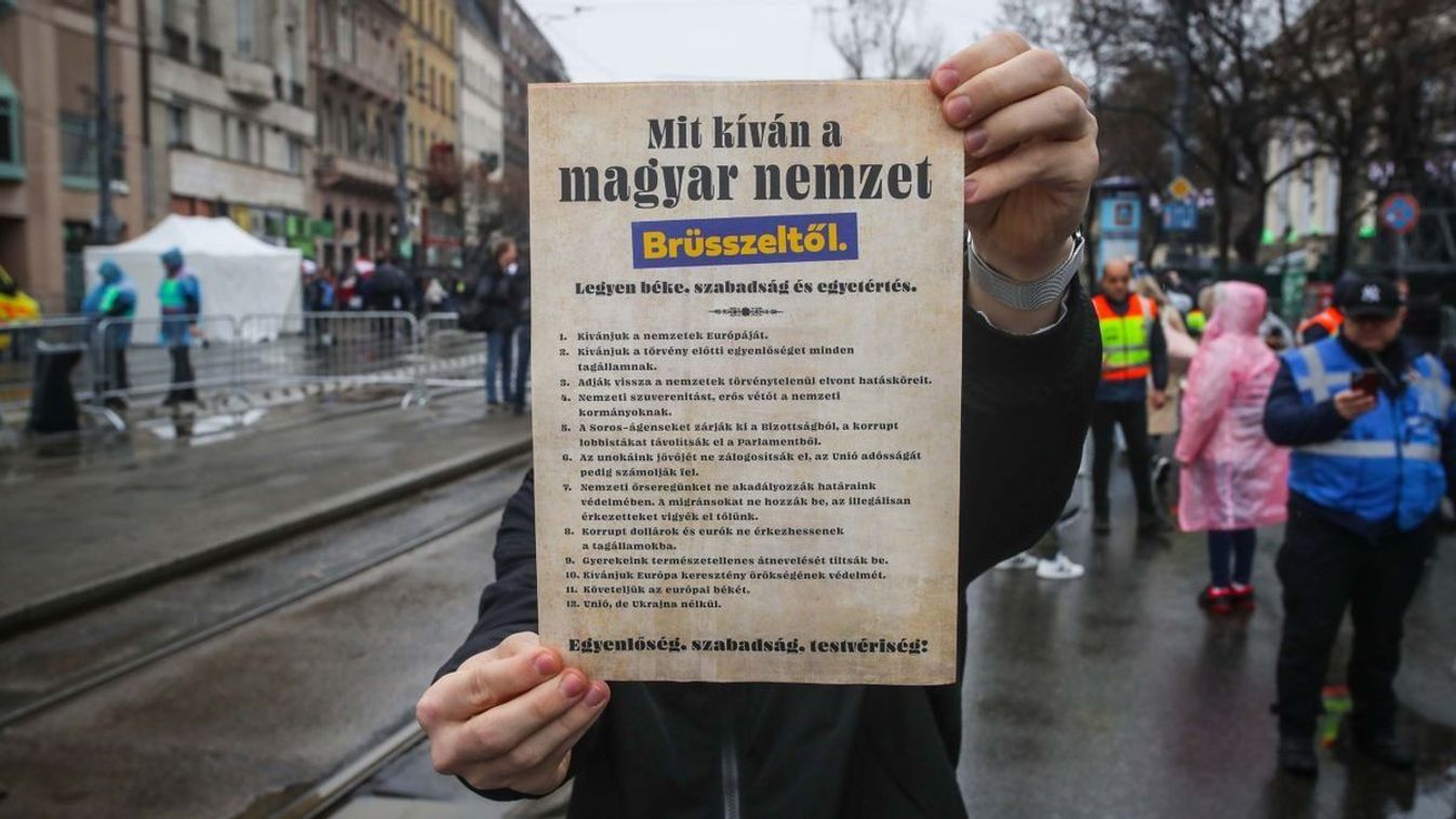 Orbán Viktor kihirdette 12 pontját, amelyet már az utcán is osztanak