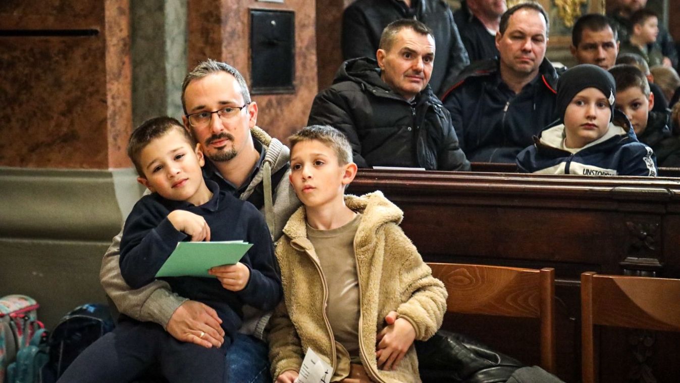 Csillogó szemű gyermekek és édesapák közösen hallgatták a szívhez szóló szavakat