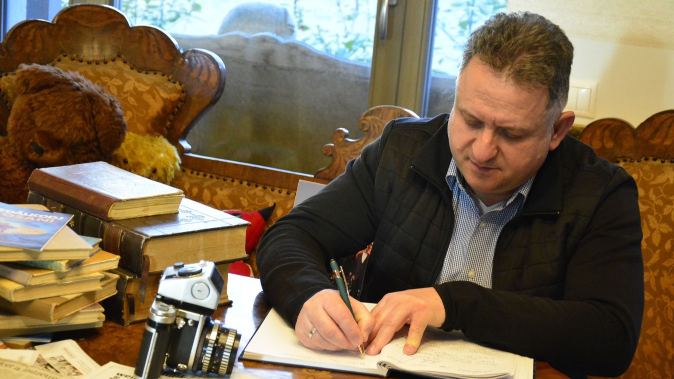 Óriásmacival is fotózkodott az elnök, majd szívhez szóló üzenet hagyott