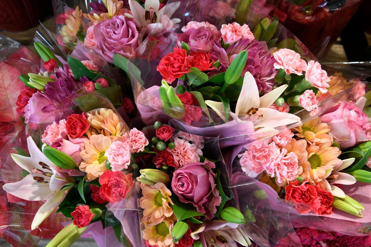 A,Stunning,Assortment,Of,Bouquets,Of,Fresh,Flowers,Featuring,Roses,