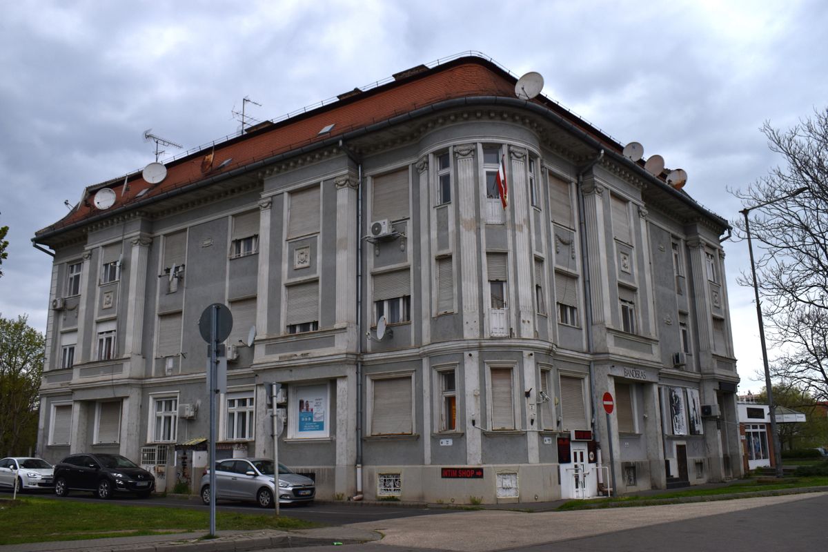 Rézdísz lopás történt Szolnok egyik műemlék jellegű társasházánál