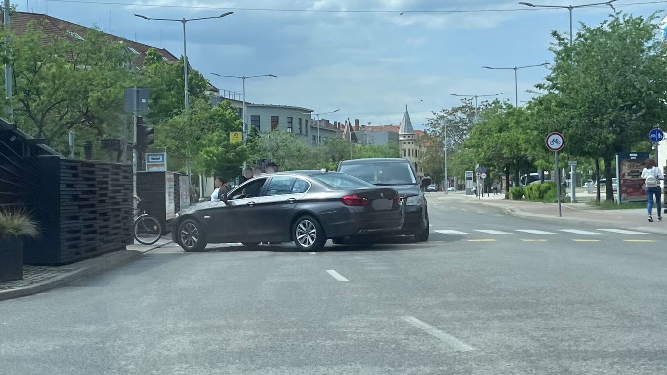 Rejtélyes baleset a szolnoki belvárosban: ez hogyan történhetett?