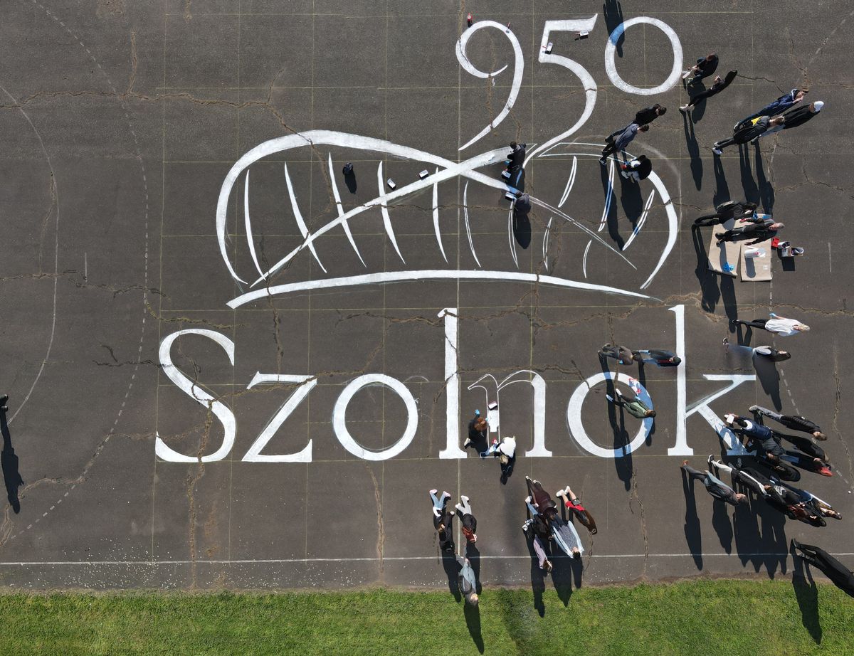 Szolnok 950 logó látványos aszfaltfestményével ünneplik a város jubileumát, a Szolnoki Szakképzési Centrum diákjai