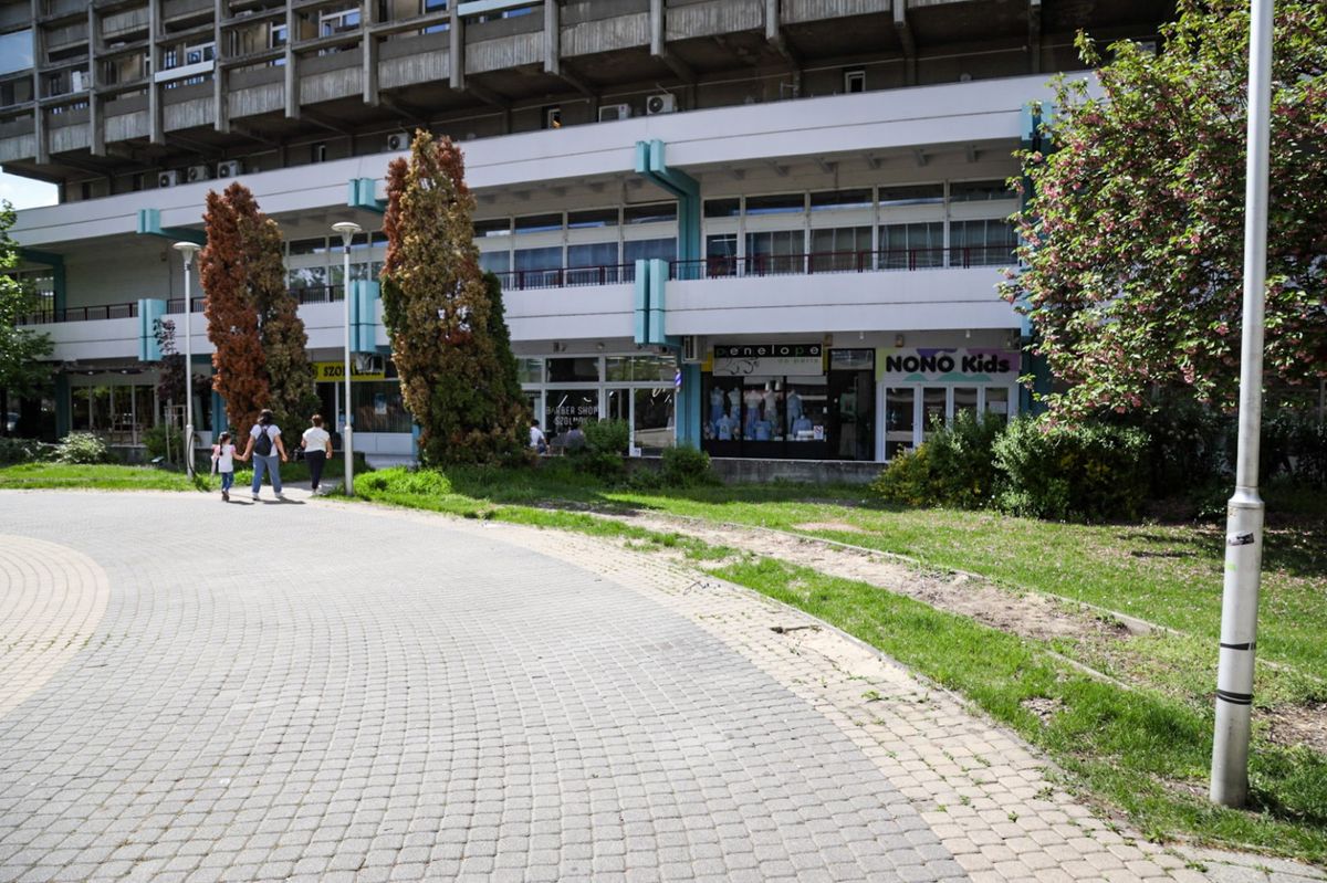 A kültéri padok elszállítása téli jégpálya miatt történt, jelenleg a tavaszi karbantartás alatt állnak.