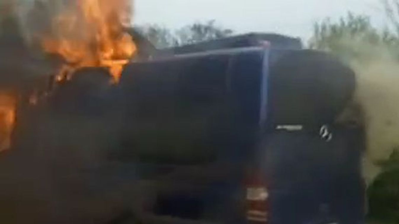 Ötméteres lángok és koromfekete füst csap ki mindenfelé a Surjánynál égő kisbuszból – videó