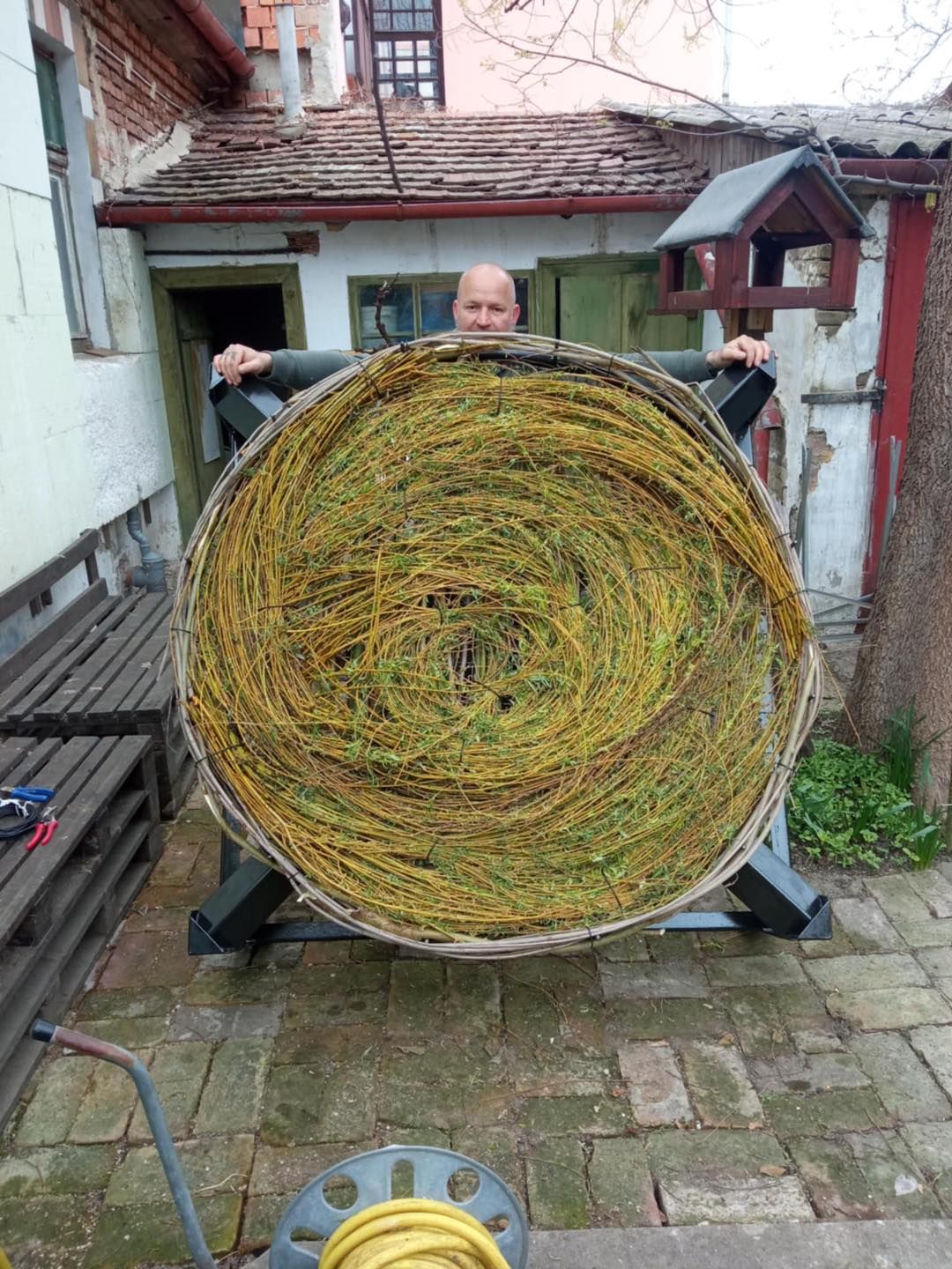Hajdú Tamás, a Madárfigyelő Szolnok Természetvédelmi Egyesület elnöke és a mesterséges gólyafészek