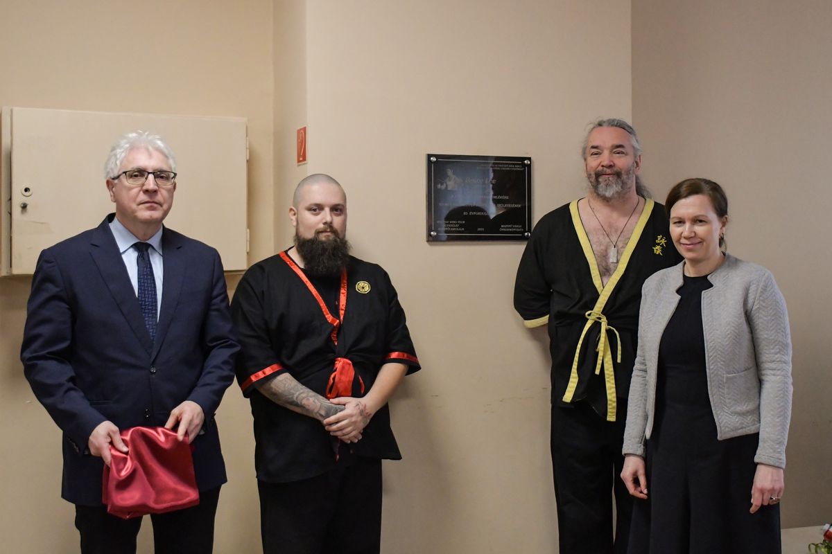 Bruce Lee előtt tisztelegve emléktáblát avattak Martfűn