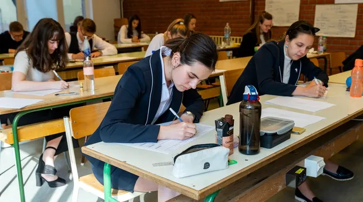 Az érettségi pillanata: amikor a diákok már nem csak a tanárok előtt felelnek, hanem önmaguknak is.