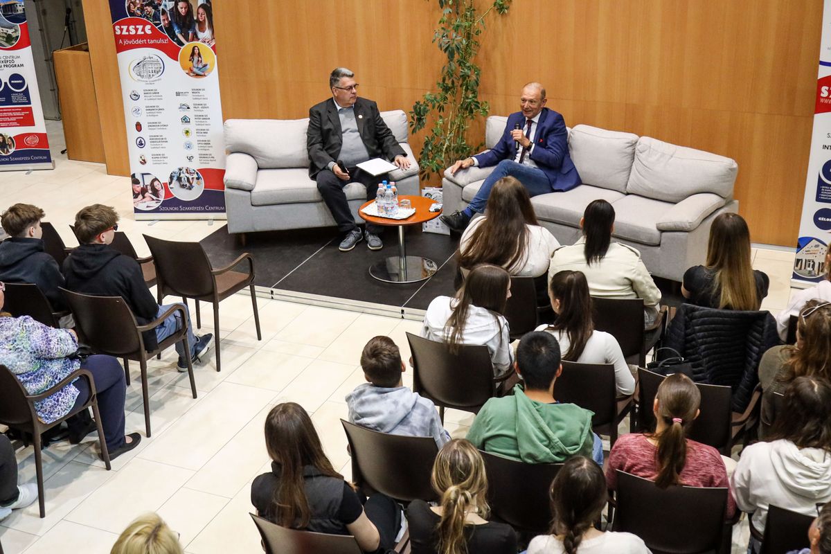Győrfi Pál nemcsak előadott, hanem személyes történeteivel és kérdésekkel is bevonta a fiatalokat.