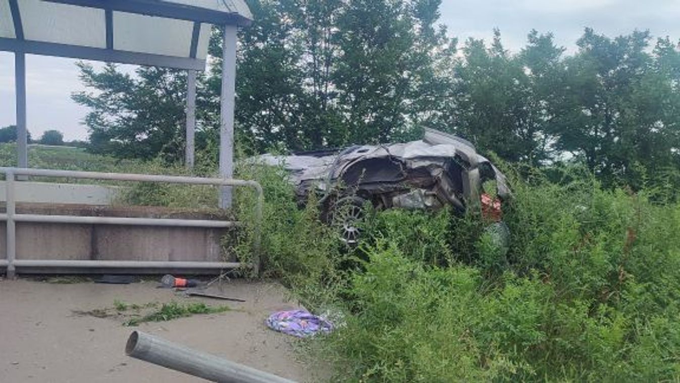 Rendkívüli dolgot vettek észre a Miklósnál árokba csapódott, összezúzódott roncshoz kiérkező tűzoltók