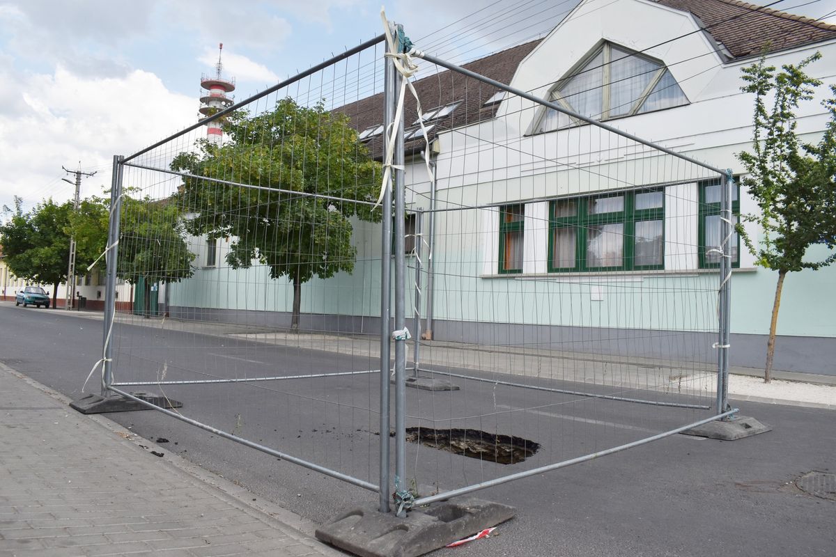 beszakadt út