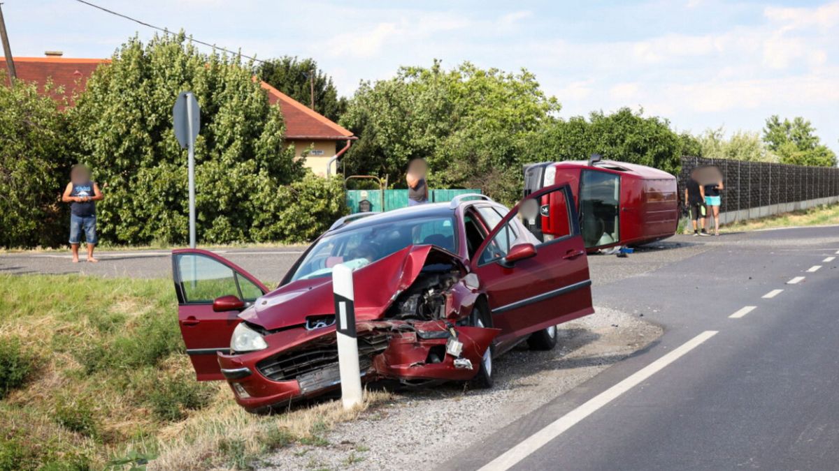 Óriási baleset a 4-esen: a rommá tört autók egyike oldalra borult, mindenütt tűzoltókat és rendőröket látni