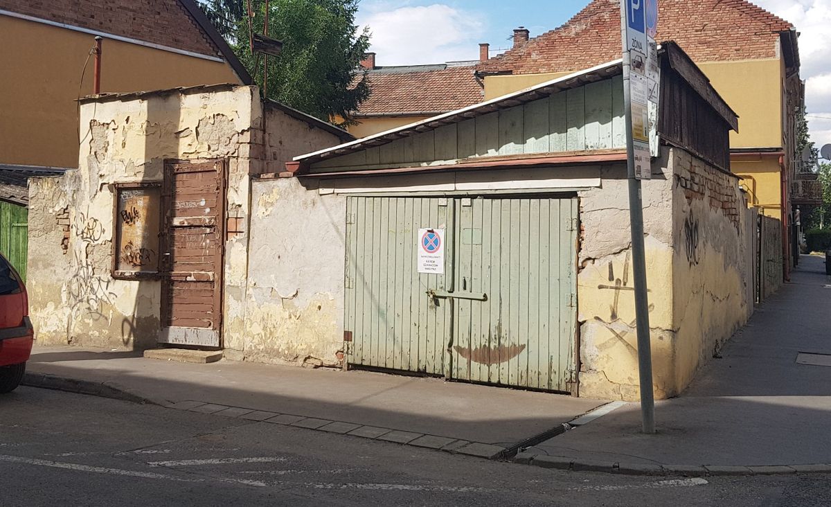 Egy elveszett lakcímkártya, melyet garázsajtóra tűzve találtak meg