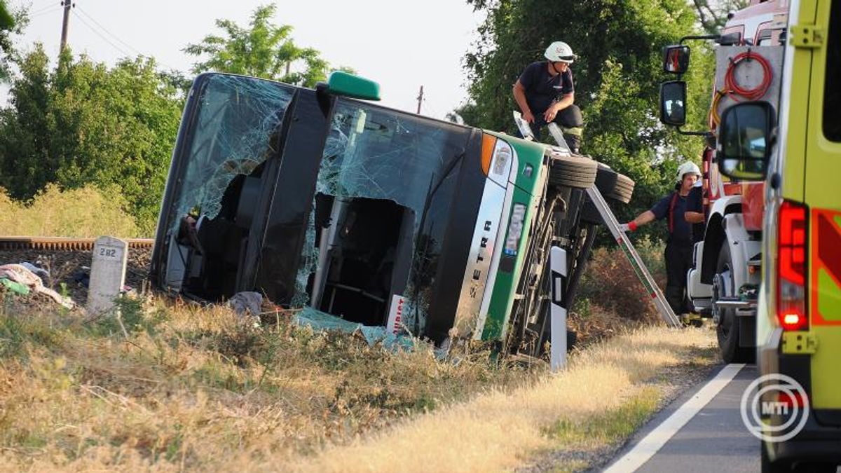 Tizenhárom mentőautó érkezett a buszbalesethez, életveszélyes és súlyos sérült is van – friss galériával videóval