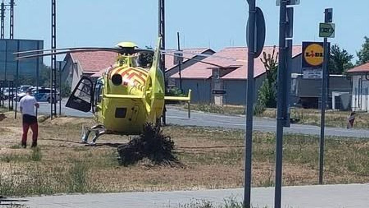 Mentőhelikopter szállt le a martfűi Lidlnél, úgy tudni, a nő eszméleténél volt a gázolás után