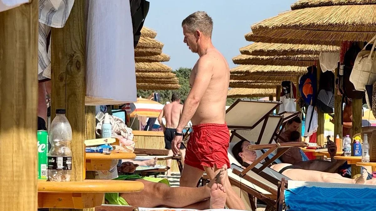Még a strandon is csak a telefonját nyomkodta idegesen Magyar Péter