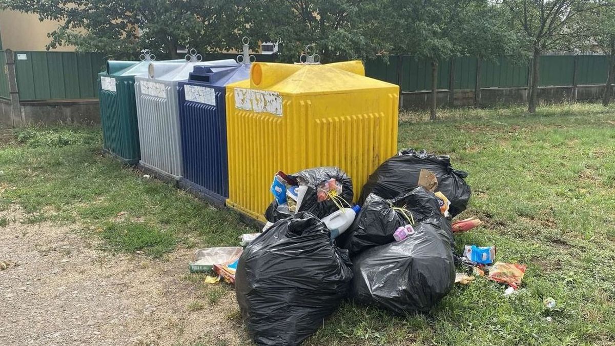 Kiderült a furcsa fekete zsákok titka, az éj leple alatt mindent rögzített a térfigyelő kamera
