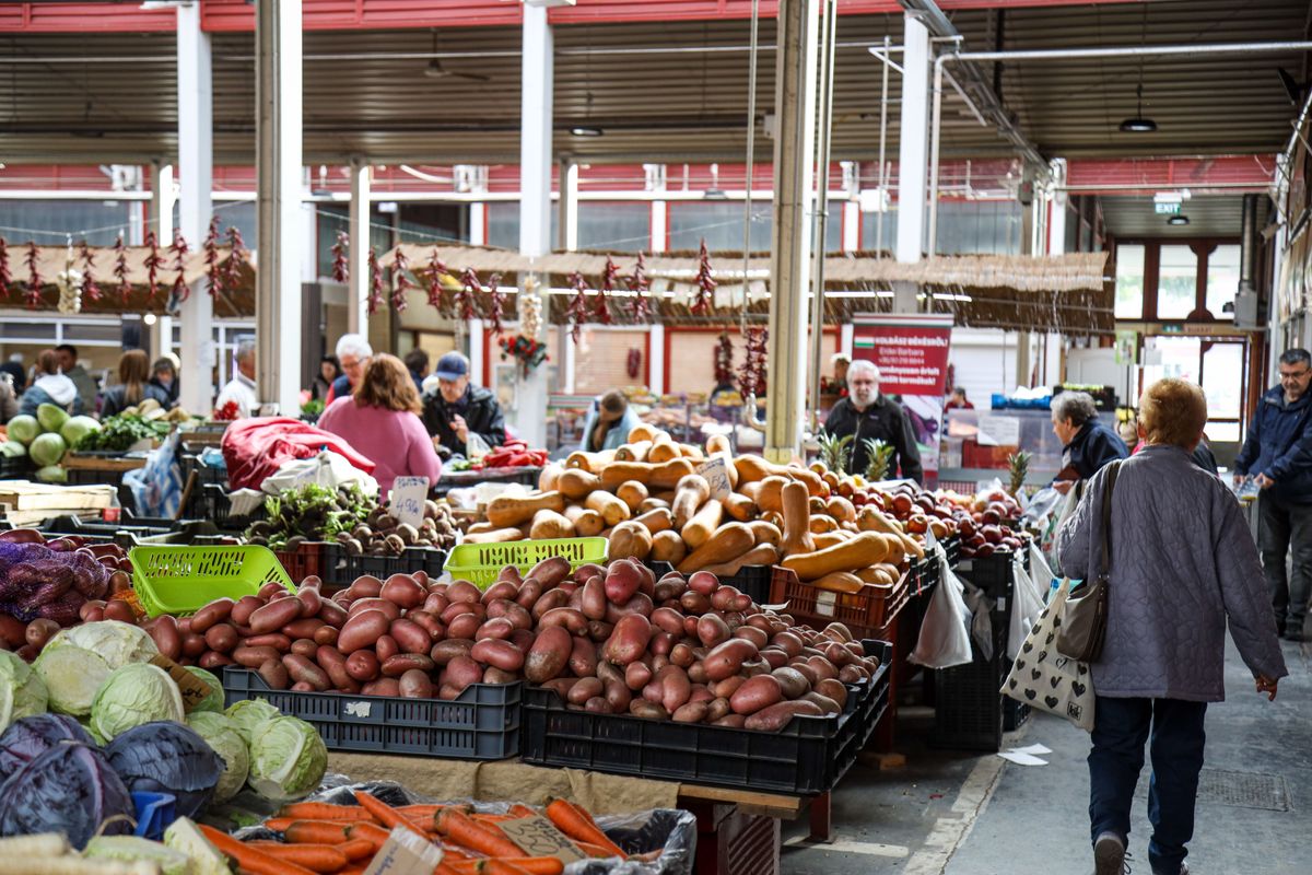 A szolnoki piacon széles választék várja a vásárlókat