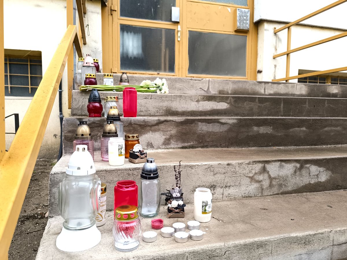 gyilkosság szolnok, Szolnok, emberölés, Széchenyi városrész, Hild Viktor utca, gyilkosság, mécses, gyász