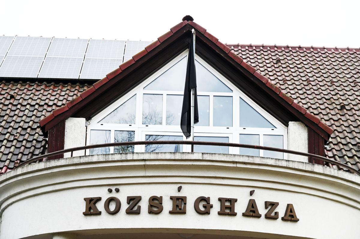 Szentmártonkáta gyászlobogó