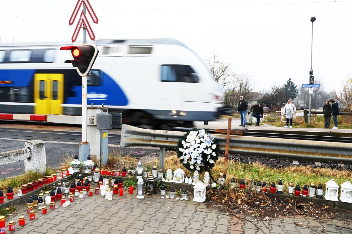 Gyertyák, mécsesek, koszorúk a szentmártonkátai vonatbaleset helyszínén
