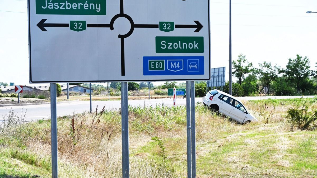 Ittasan vezetett jogosítvány nélkül: a Peti Csárda körforgalmánál árokba csúszott autó Zagyvarékasnál