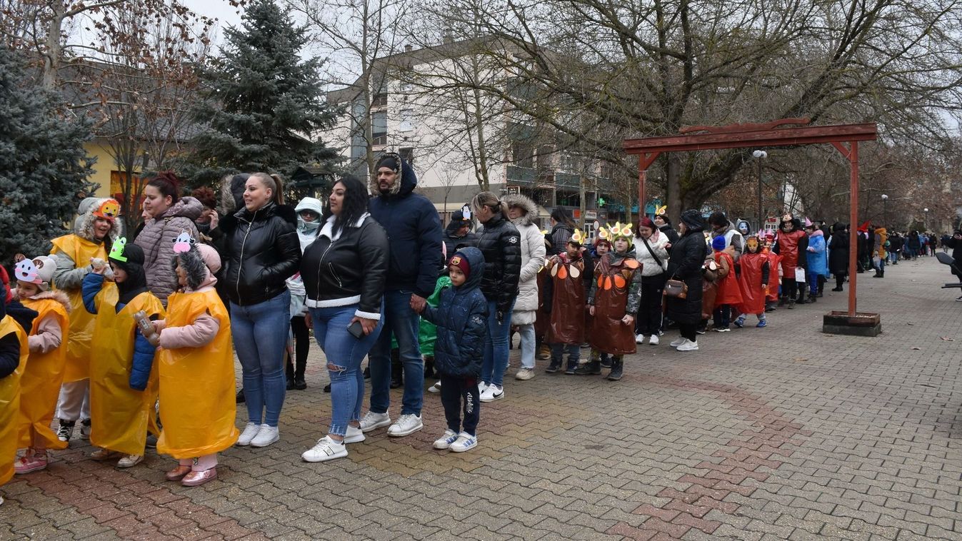 Különleges jelmezekben lepték el a belvárost a karcagi maskarások – galériával...