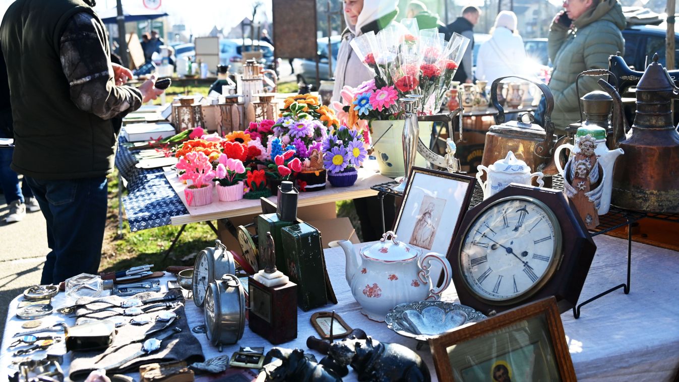 Több mint száz árus kínálta portékáit a szezonnyitó régiségvásáron Kép