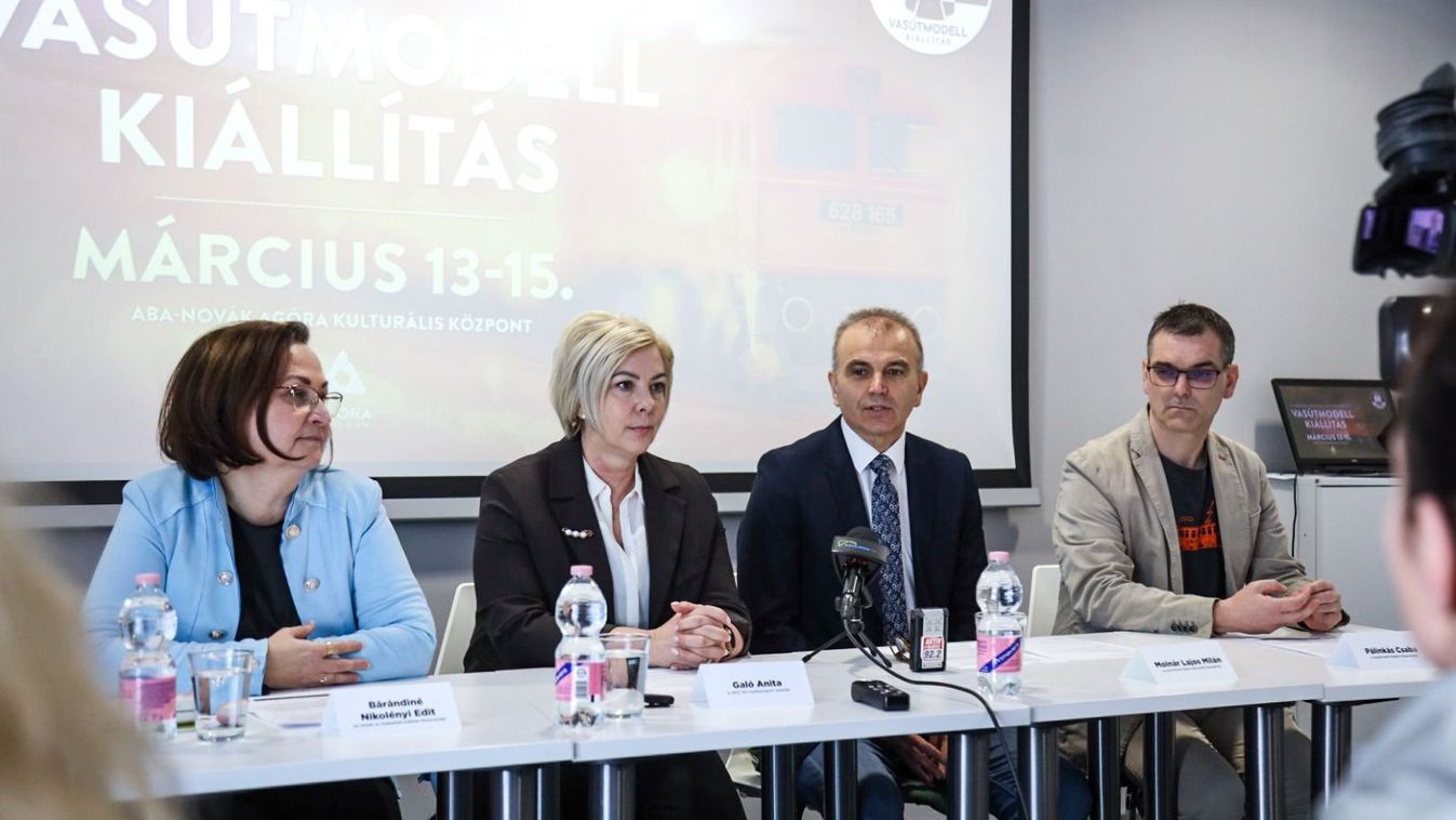 Városnéző Ikarus busz gördül be Szolnokra a vármegye egyik legnagyobb eseményén