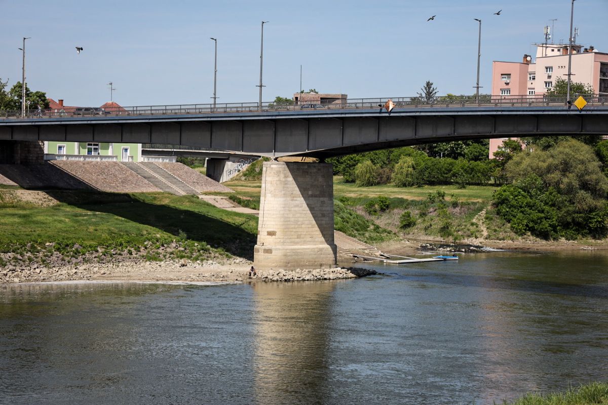 Az alacsony vízállás már most látványos Szolnoknál
